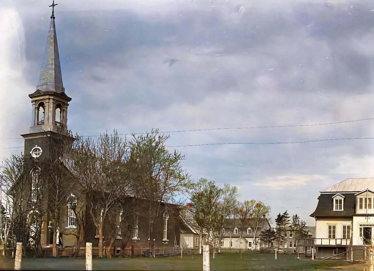 Église de Bersimis avec son clocher et les bâtiments voisins