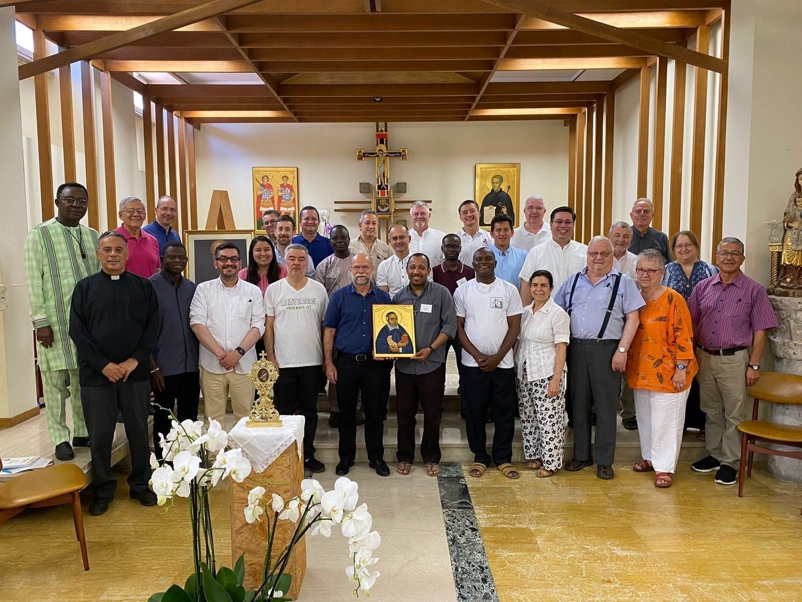 Membres de la Congrégation de Jésus et Marie réunis dans une chapelle