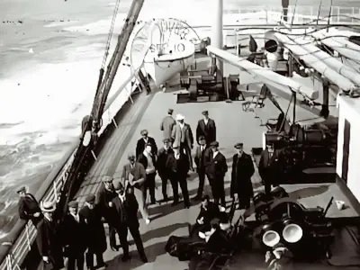 Passagers réunis sur le pont d’un paquebot