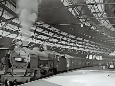 Train à vapeur dans une gare couverte