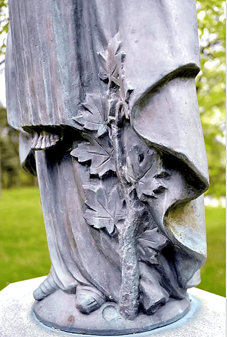 Drappo e foglie d’acero sculptées