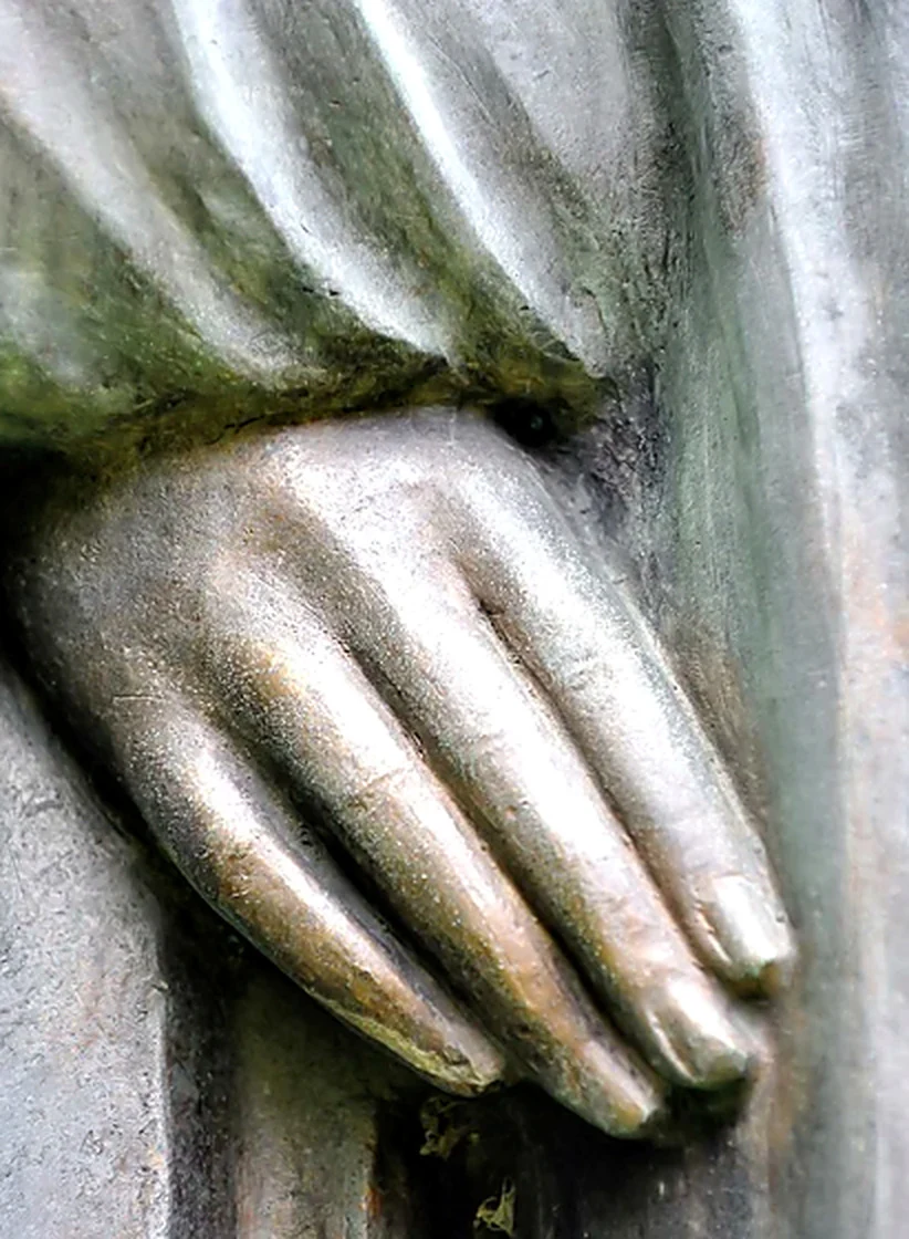 Particolare delle mani di Nostra Signora del Mondo