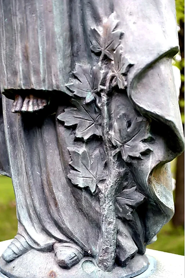 Mantello della statua e foglie d’acero scolpite