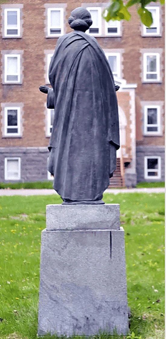 Veduta posteriore della statua e del piedistallo