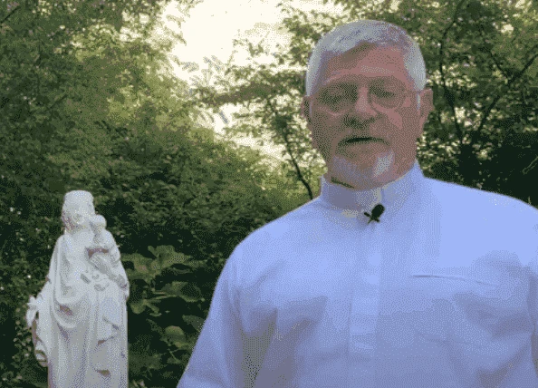 Jean-Michel Amouriaux près d’une statue de saint Joseph